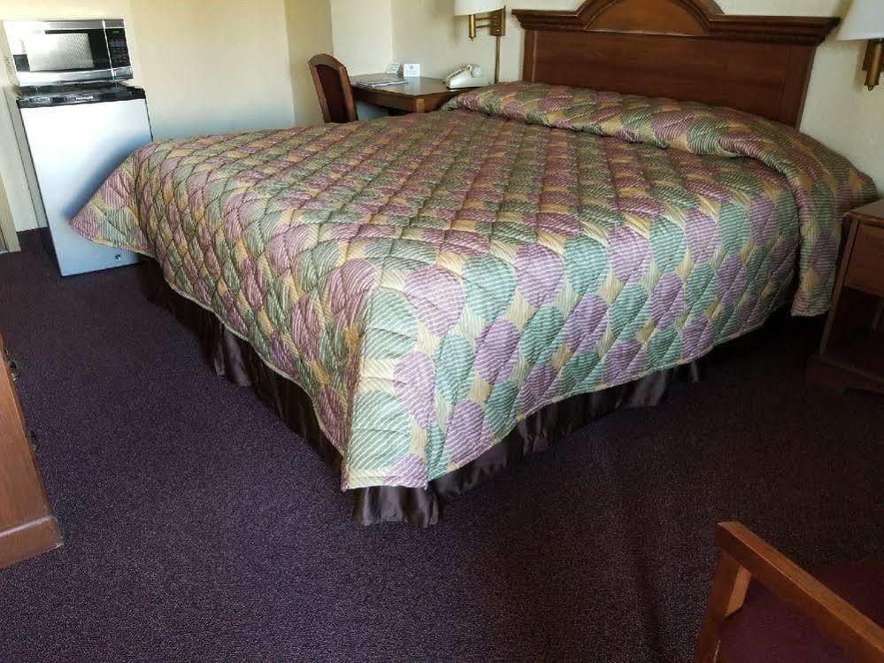 Shore Pointe Motor Lodge Of St Clair Shores Розвилл Экстерьер фото